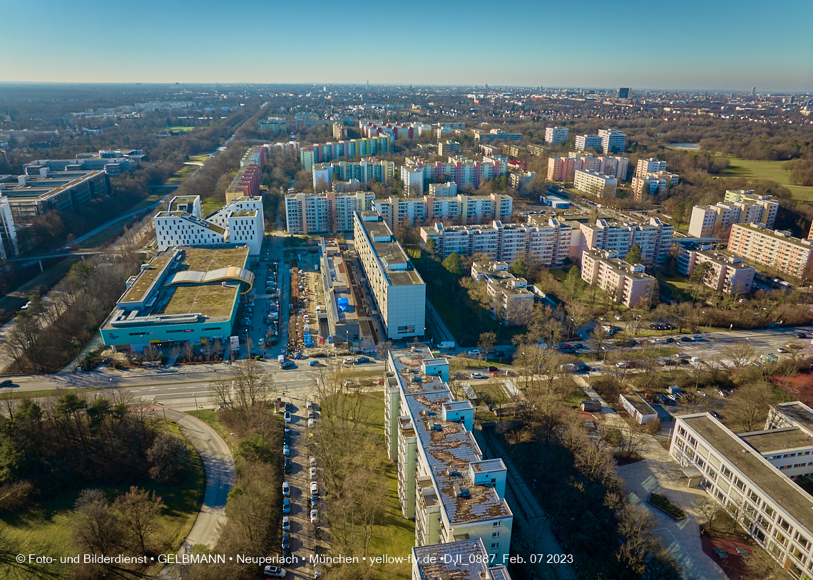 07.02.2023 - Luftbilder von der Montessori Schule im Plettzentrum Neuperlach